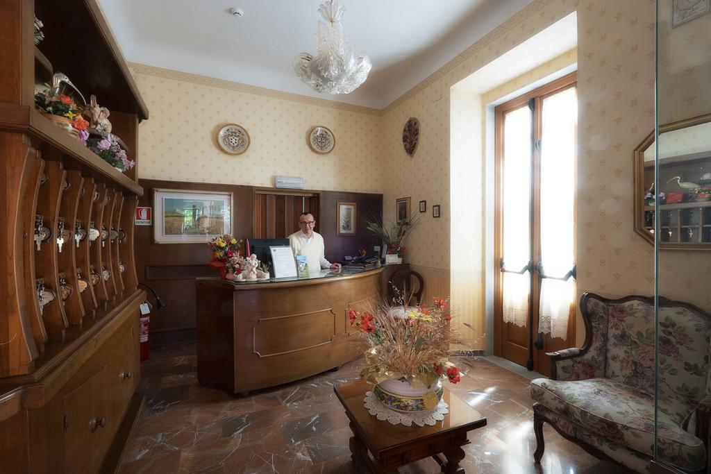 Hotel La Rosa Ronta Luaran gambar