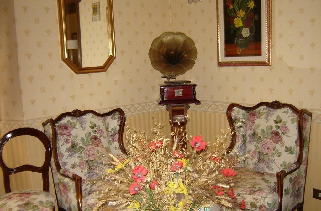 Hotel La Rosa Ronta Luaran gambar